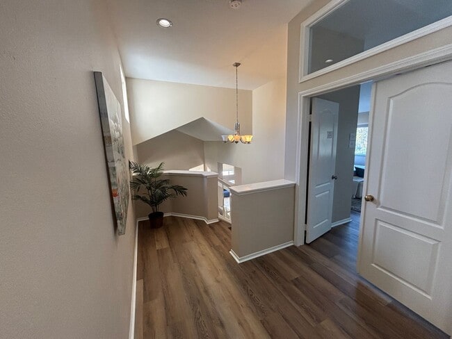 Building Photo - Spacious 4-Bedroom Home in Valencia's Nort...