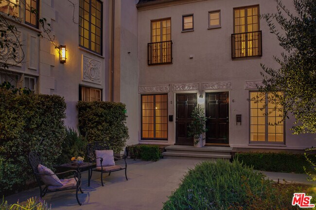 Building Photo - 152 S Roxbury Dr