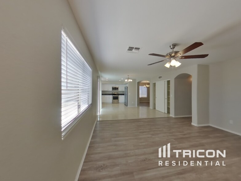 Building Photo - 655 E Lovegrass Dr
