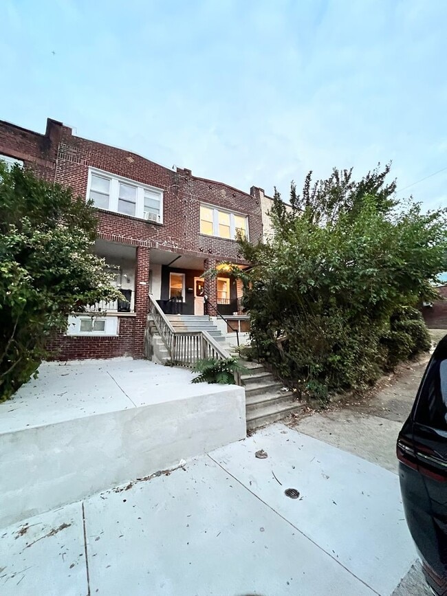 Building Photo - Cozy Modern Updated 3 Bedroom Townhome w/ Stainless Steel