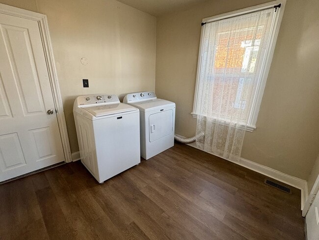 Building Photo - 3 Bedroom 1 Bathroom in Harrisburg!