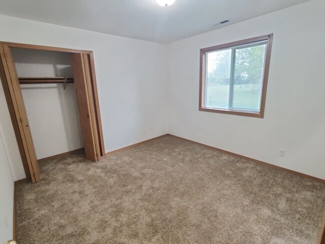 Building Photo - Great South Kennewick location close to fr...