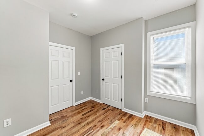 Building Photo - 422 Woodside Ave