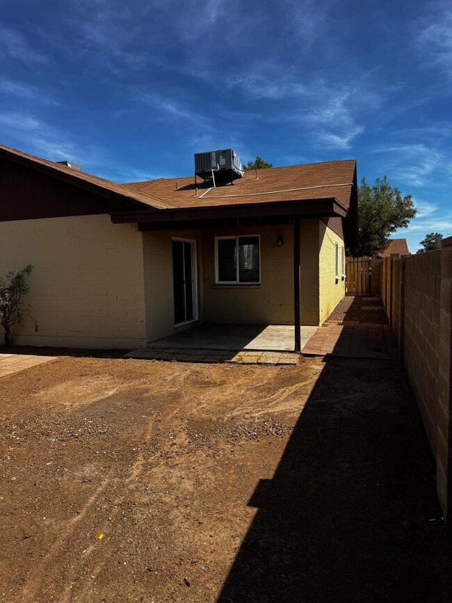 Building Photo - 442 S 32nd Pl