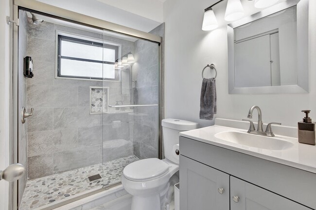 Building Photo - 620 SW 7th Ave