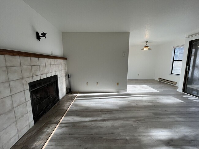 Building Photo - Spacious 2BD/1.5BA Ground-Floor Apartment with Spacious Bedrooms & Modern Kitchen Layout