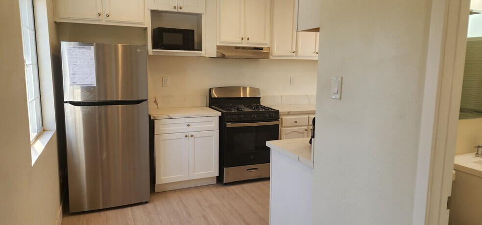 Building Photo - 950 N Kingsley Dr