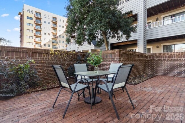 Building Photo - 212 W 10th St