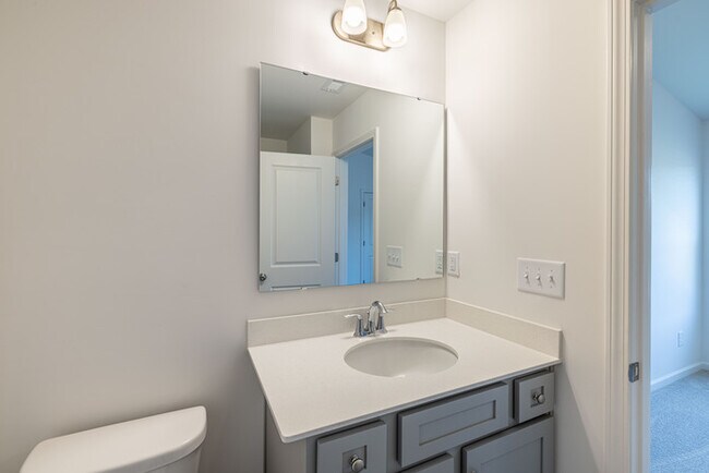 Building Photo - 2 Bedroom Townhome in Lowell