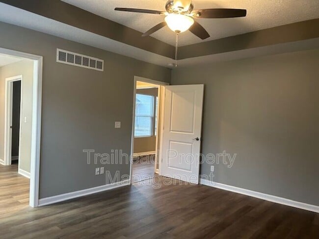 Building Photo - 605 Hillcrest St