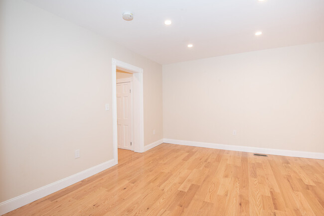 Building Photo - 323 N Mulberry St