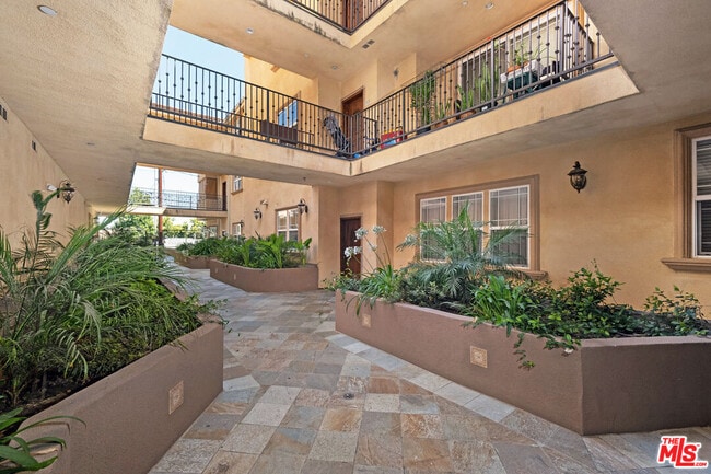 Building Photo - 650 E Palm Ave
