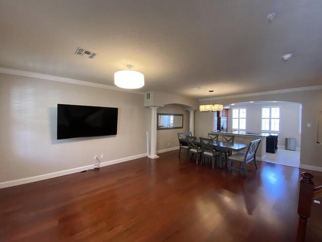 Building Photo - 4570 Virginia Dr