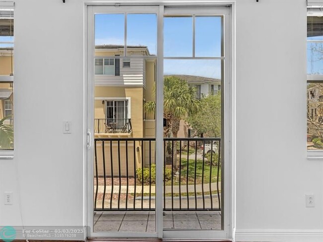Building Photo - 563 NW 35th Pl