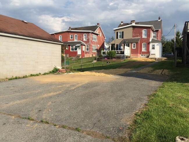 Building Photo - Just renovated 3 bed 2 bath home in emmaus.