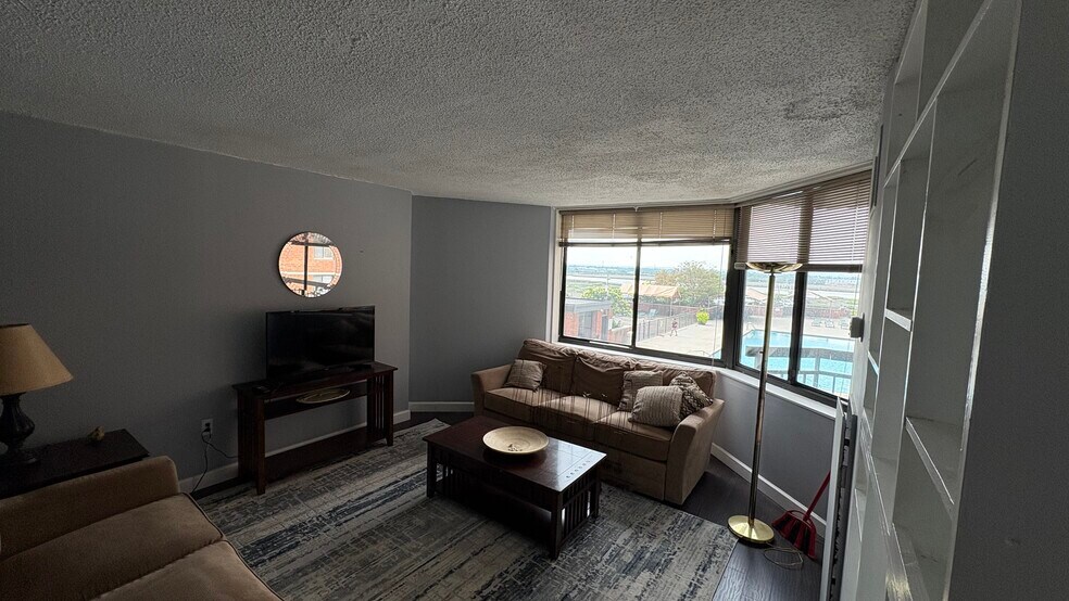 Building Photo - 98 Harmon Cove Tower