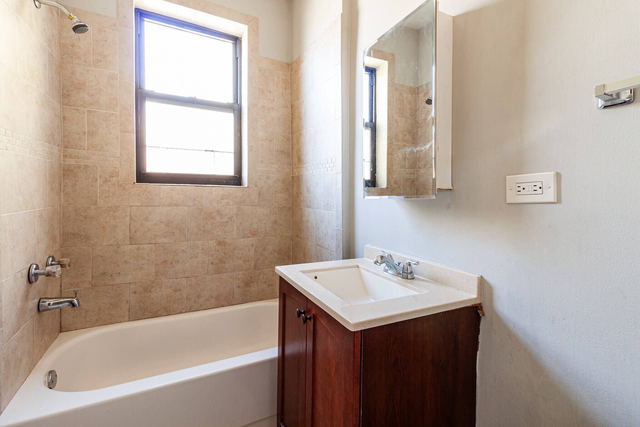 Building Photo - 626 W Cornelia Ave