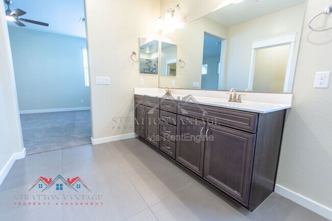 Building Photo - 2095 S Saguaro Dr