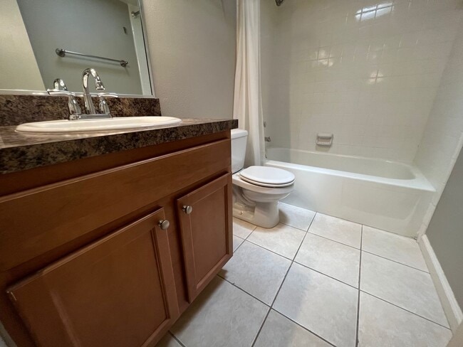 Building Photo - Audubon Park 2/2 Corner Unit Villa with La...
