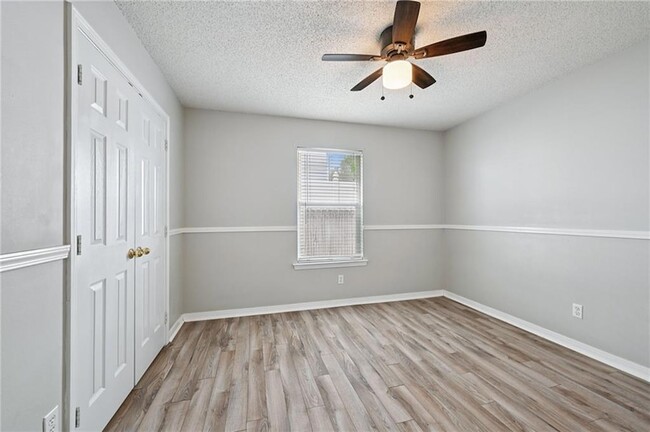 Building Photo - 1032 Sterling Oaks Blvd