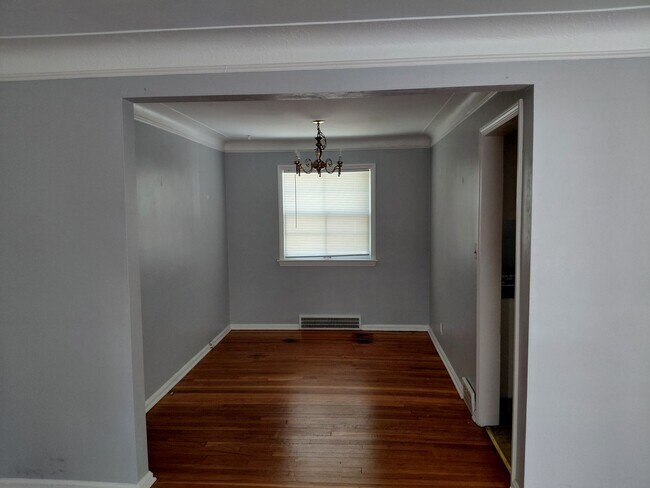 Building Photo - 4 bedroom, 2 full bath bungalow near Cedar and Warrensville