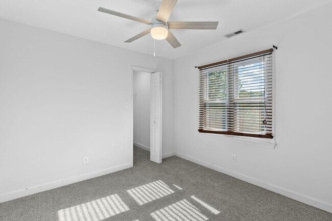Building Photo - Beautiful 4 Bedroom/ 2 Story Home