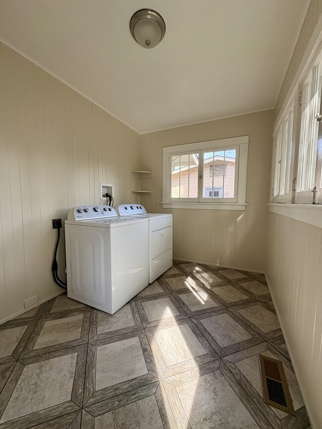 Building Photo - 1122 Channing Ave