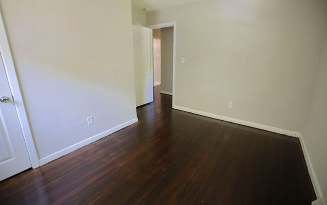 Building Photo - Fully Remodeled & Move-in Ready!