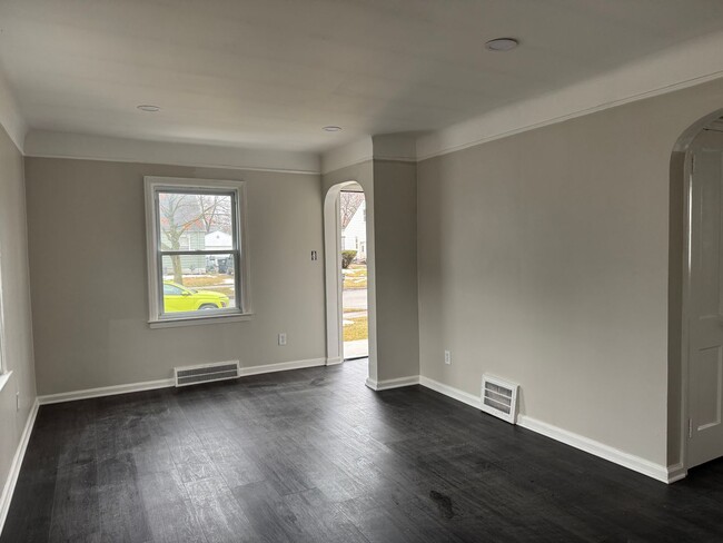 Building Photo - Recently renovated 2 bathroom, 1 bathroom,...