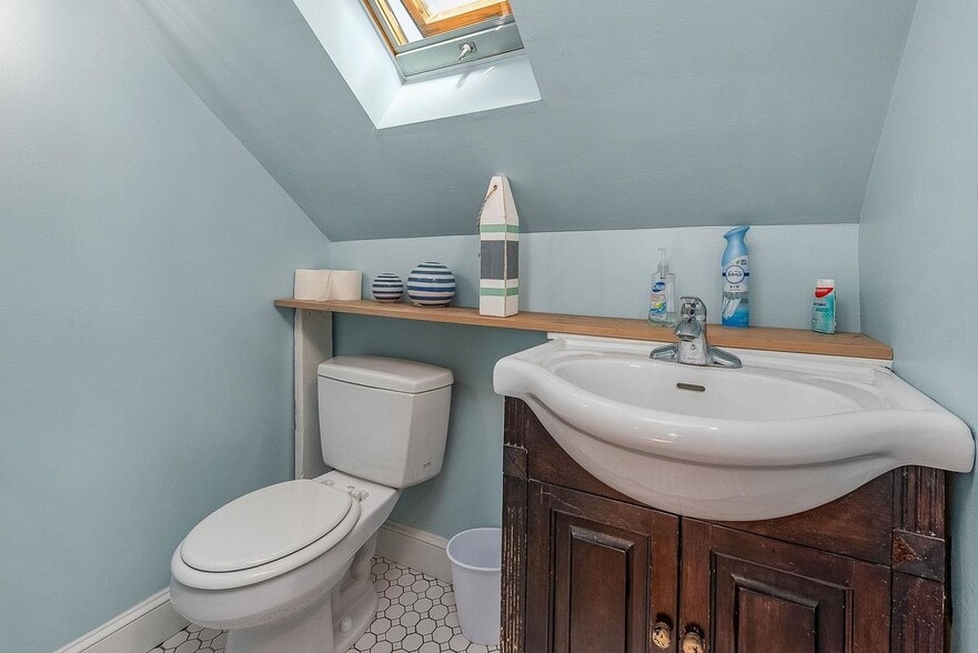 Building Photo - 1497 Ocean, Unit #1 Carriage House