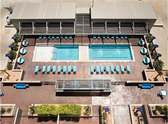 Building Photo - 420 W 3rd St