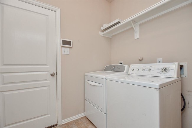 Building Photo - 6127 Carver Pines Dr