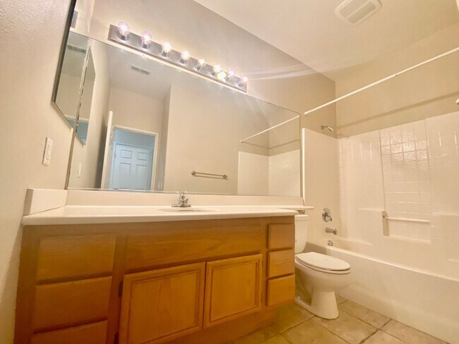 Building Photo - Stunning 4 bedroom home in Oceanside!!