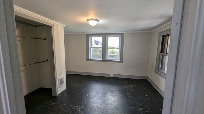 Building Photo - 105 Sergeant St
