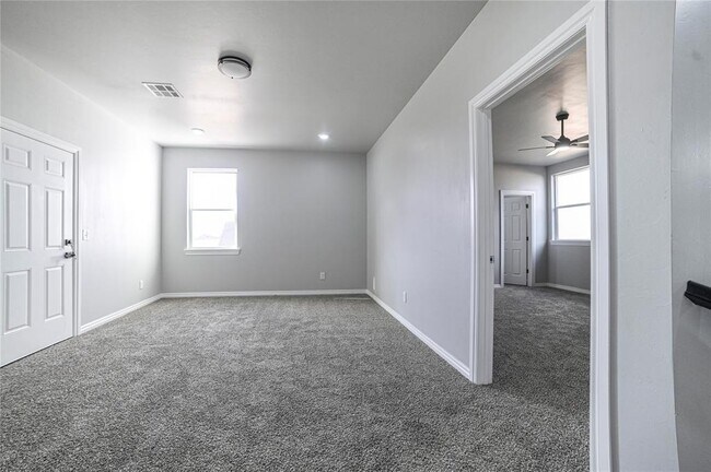 Building Photo - 4715 White Tail Ct