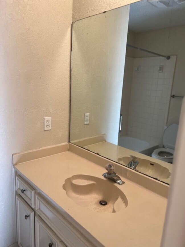 Building Photo - 1006