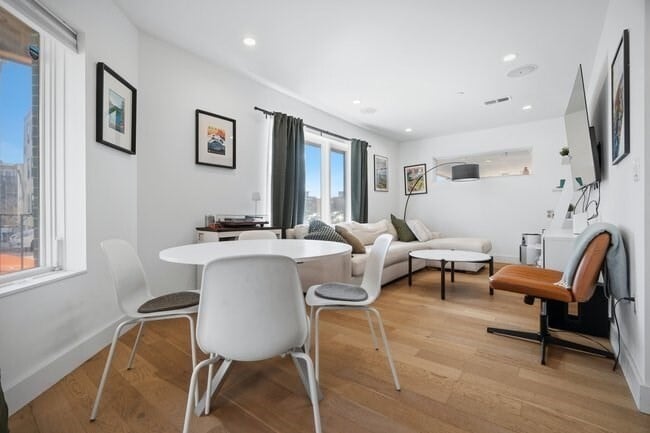 Building Photo - 946 Saratoga St