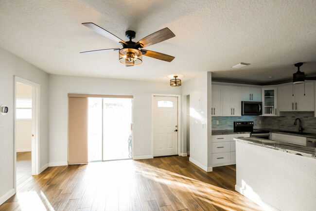 Building Photo - Stylish 2-Bedroom FL Retreat