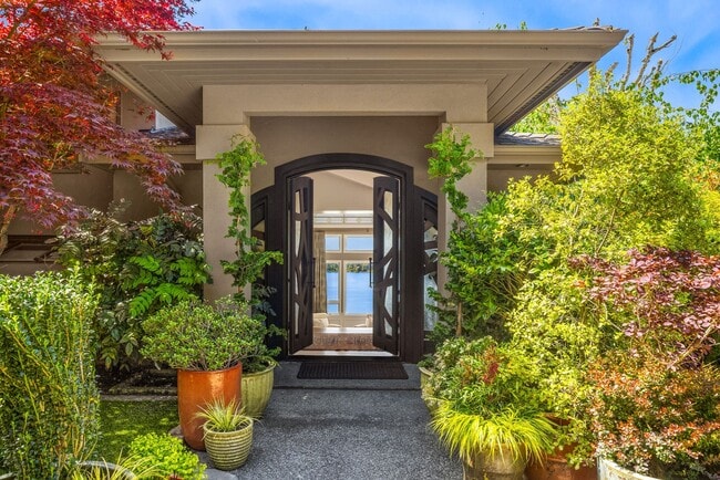 Building Photo - Luxury Mercer Island Retreat | Lake Views & Minutes to Seattle!!!