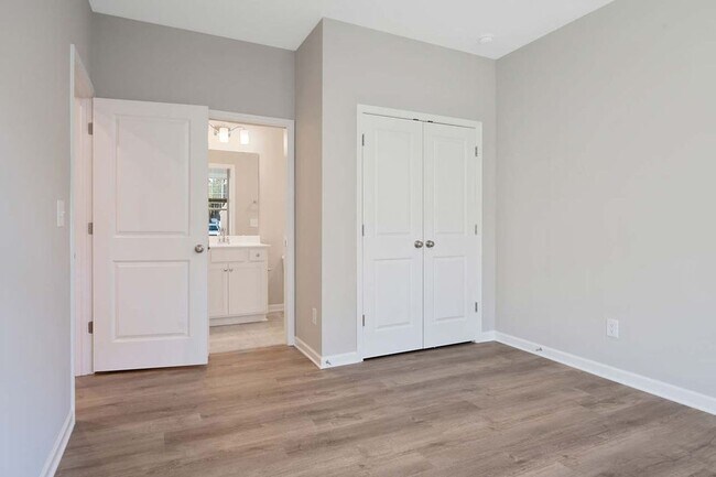 Building Photo - 3/3 Townhome beside Centennial Campus & Cl...
