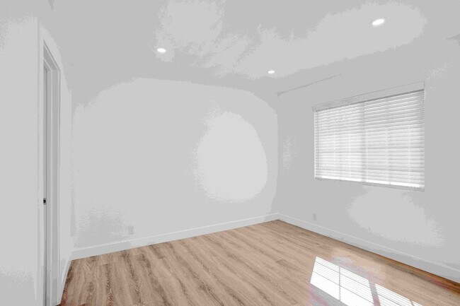Building Photo - 126 S Marengo Ave
