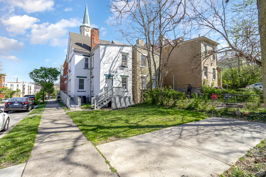 Single off-street parking space in backyard - 231 Fosdick St