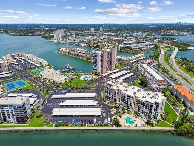 Building Photo - 7400 Sun Island Dr S
