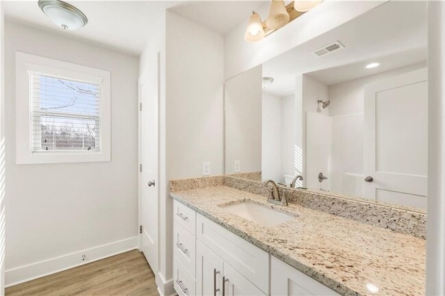 Building Photo - 3 bedroom/2.5 bath Like New in Forsyth Cou...