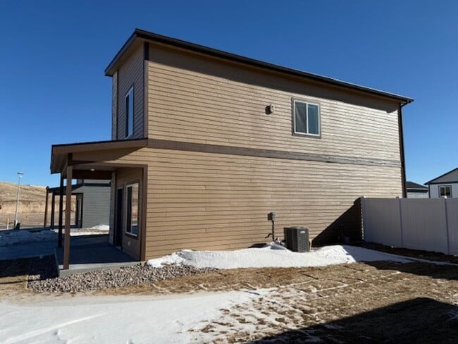 Building Photo - House For Lease