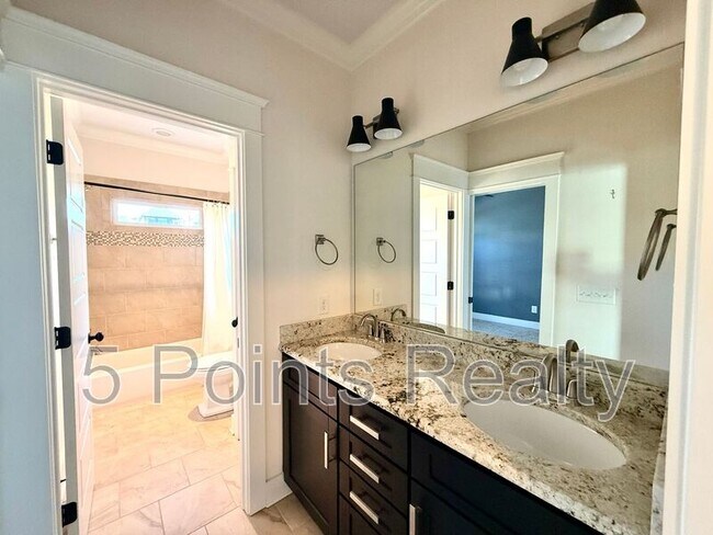 Building Photo - 2209 10th Ave S