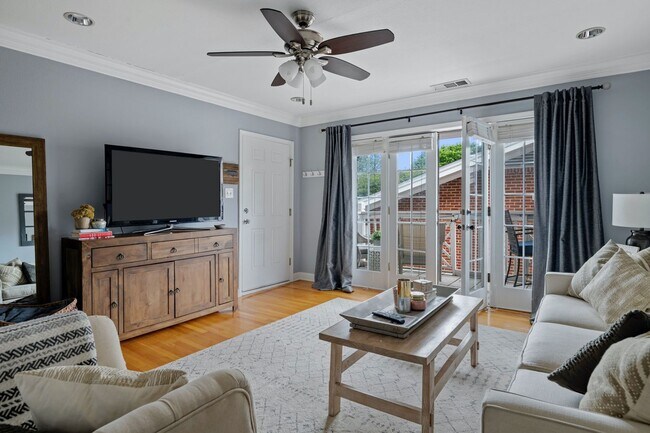 Building Photo - Beautiful 2bd/1ba Condo in VA Highlands w/ Balcony and Pool!!