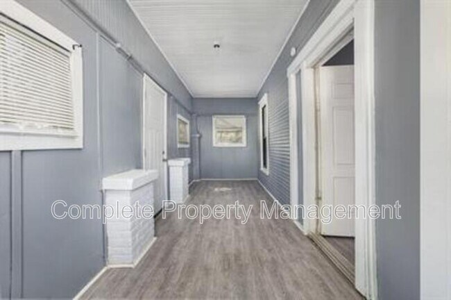 Building Photo - 604 5th Way