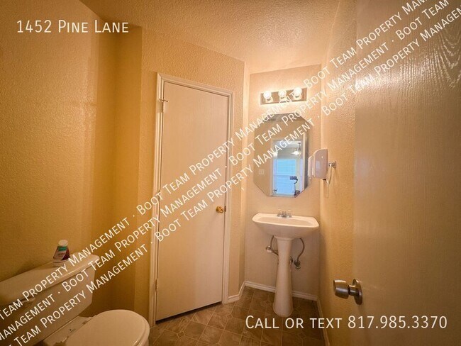 Building Photo - 1452 Pine Ln