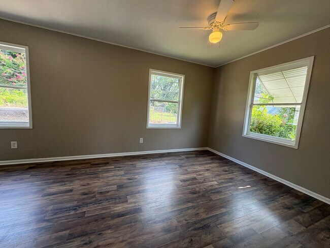 Building Photo - Amazing 3 Bed/1 Bath House FULLY remodeled with Central Air & Heat